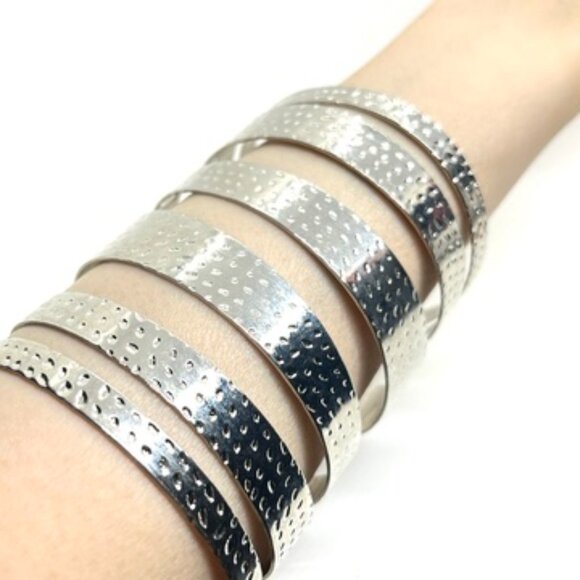 VINTAGE RJ GRAZIANO WIDE HAMMERED SILVER TONE CUFF BRACELET STATEMENT SIGNED - Picture 1 of 10